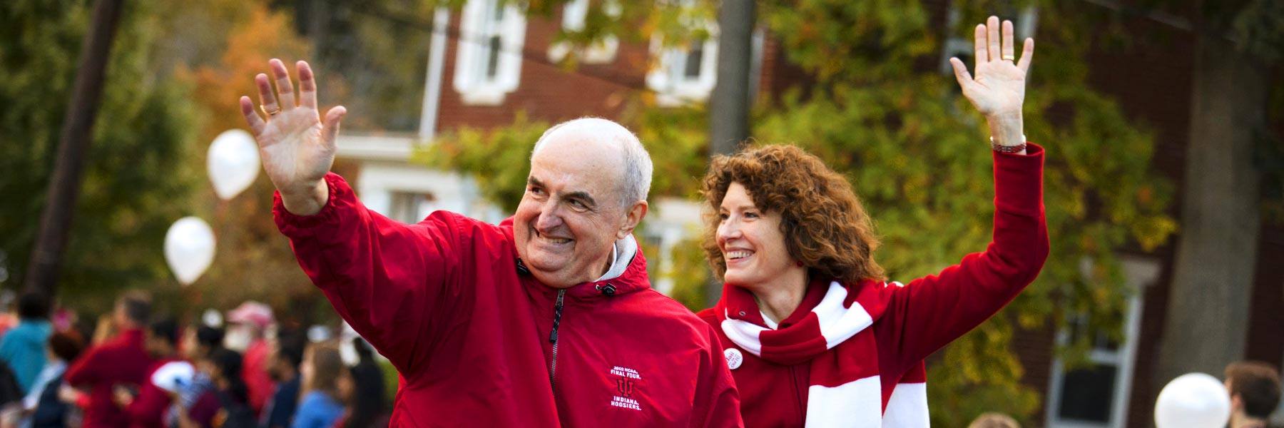 Michael McRobbie and Laurie Burns McRobbie in the homecoming parade
