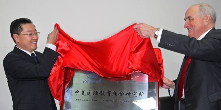 Beijing Normal University Vice President Zhou Zuoyu and President McRobbie unveil a plaque commemorating partnership