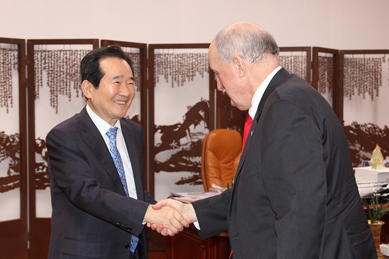 IU President Michael A. McRobbie shakes hands with Korean National Assembly Speaker Chung Syekyun...