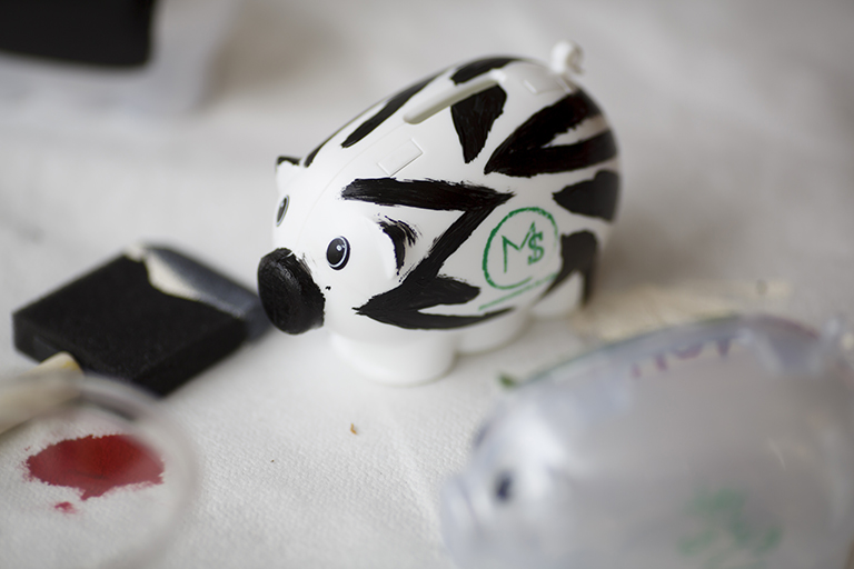 An IU student decorated a piggybank with a MoneySmarts theme. 