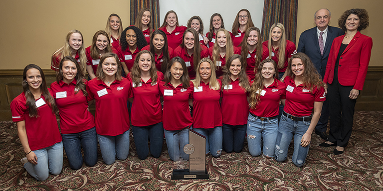 IU President and First Lady McRobbie stand with the IU women's swimming and diving team